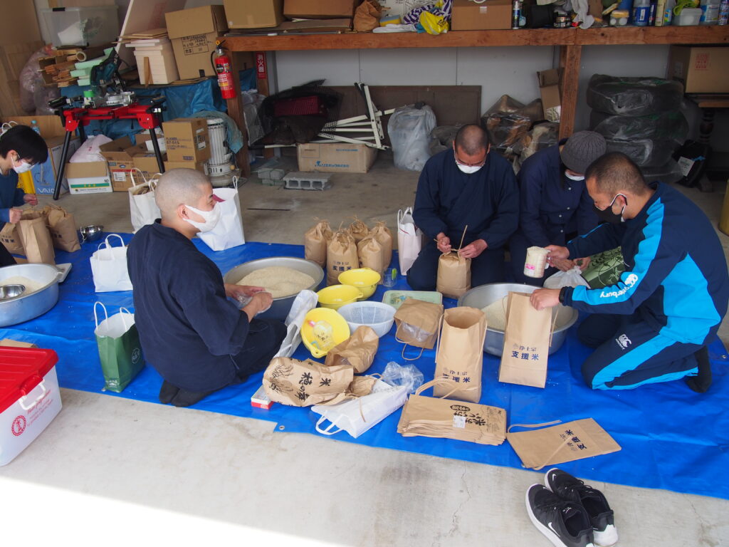 龍泉寺で仏供米の袋詰め作業を行う大分浄青会員